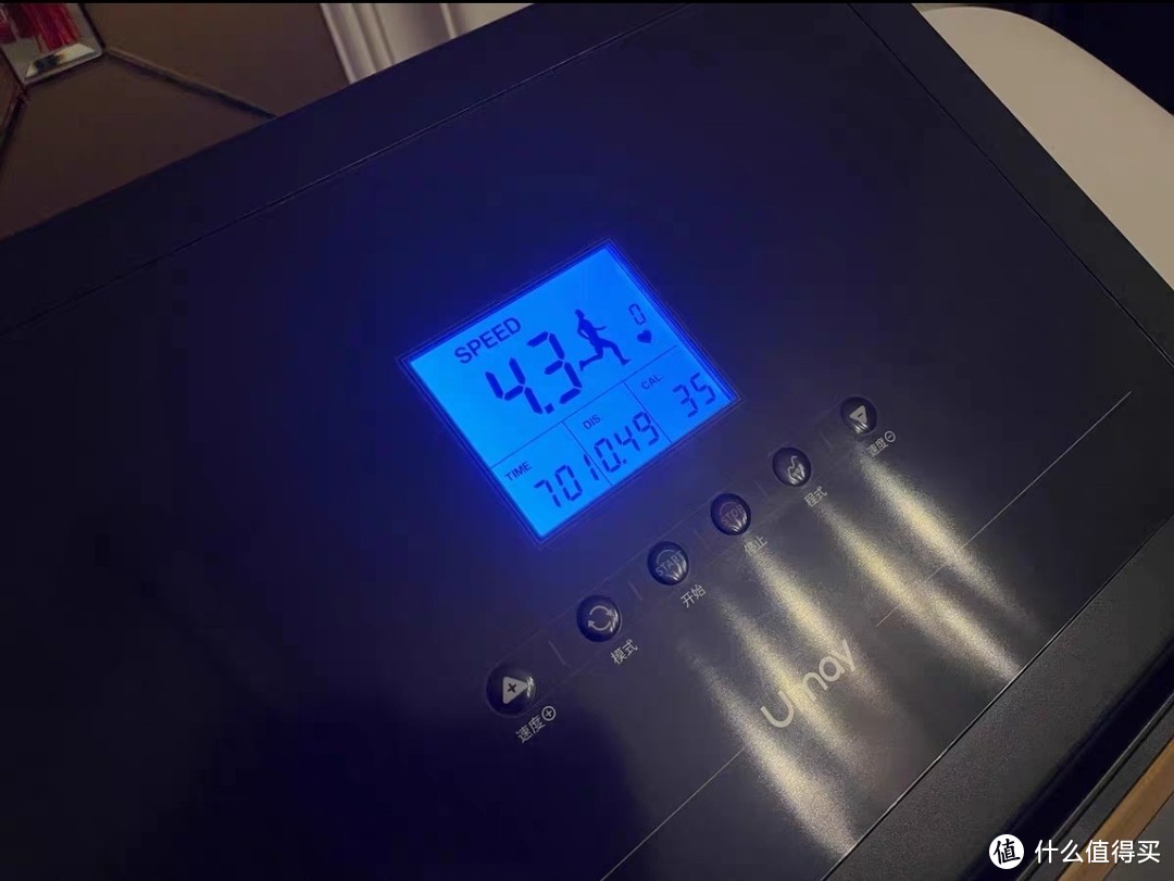 冬季健身跑步机跑起来